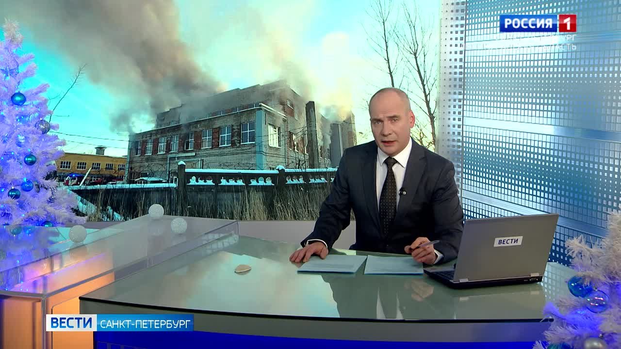 Спасатели тушат пожар в производственном здании на Угольной улице в Ломоносове