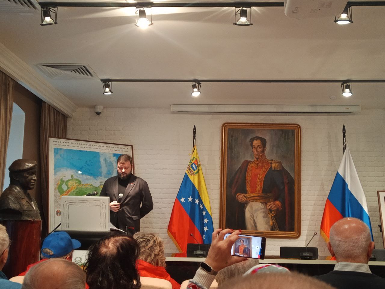 Коммунисты и представители лево-патриотических сил, сегодня пришли в Посольство Венесуэлы, чтоб высказать свою поддержку народу Венесуэлы в этот трудный момент, и осудить варварскую империалистическую агрессию США против... Коммунисты и представители лево-патриотических сил, сегодня пришли в Посольство Венесуэлы, чтоб высказать свою поддержку народу Венесуэлы в этот трудный момент, и осудить варварскую империалистическую агрессию США против...