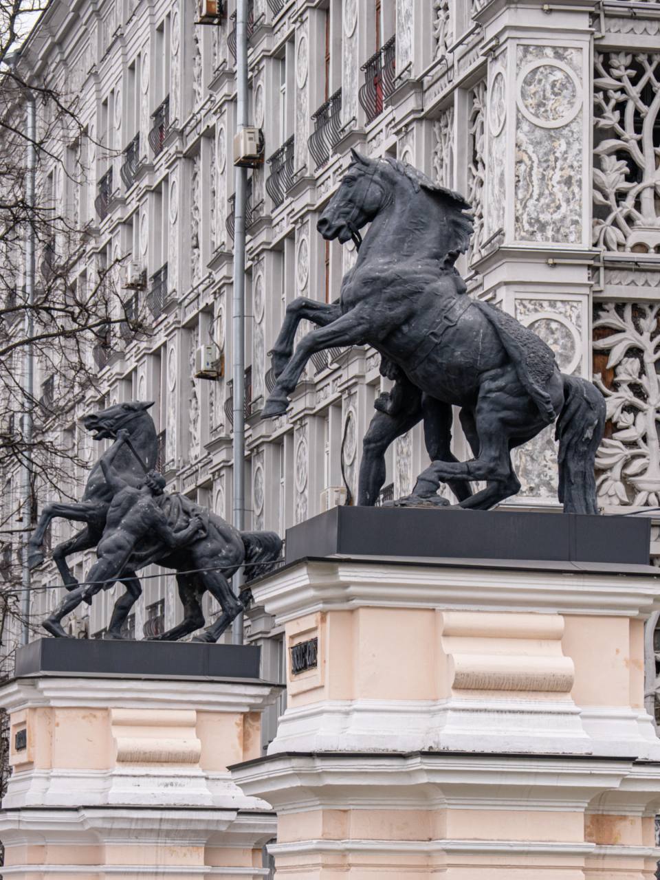 В год Лошади предлагаю вашему вниманию скульптурно-архитектурную подборку на улицах Москвы, связанную с этими прекрасными животными: В год Лошади предлагаю вашему вниманию скульптурно-архитектурную подборку на улицах Москвы, связанную с этими прекрасными животными: