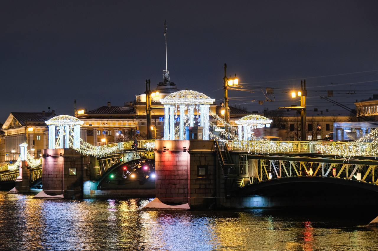 Дворцовый и Троицкий мосты озарит праздничная подсветка Дворцовый и Троицкий мосты озарит праздничная подсветка