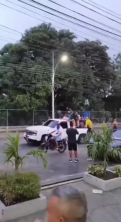 Олег Царёв: Статую Уго Чавеса протащили по улицам в Каракасе, столице Венесуэлы