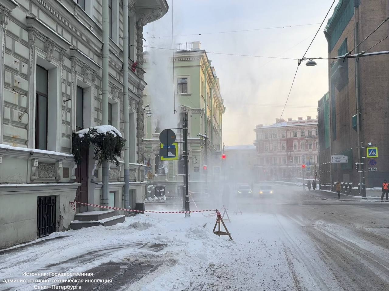 Снег у метро и во дворах Петербурга должны вывезти до начала рабочей недели