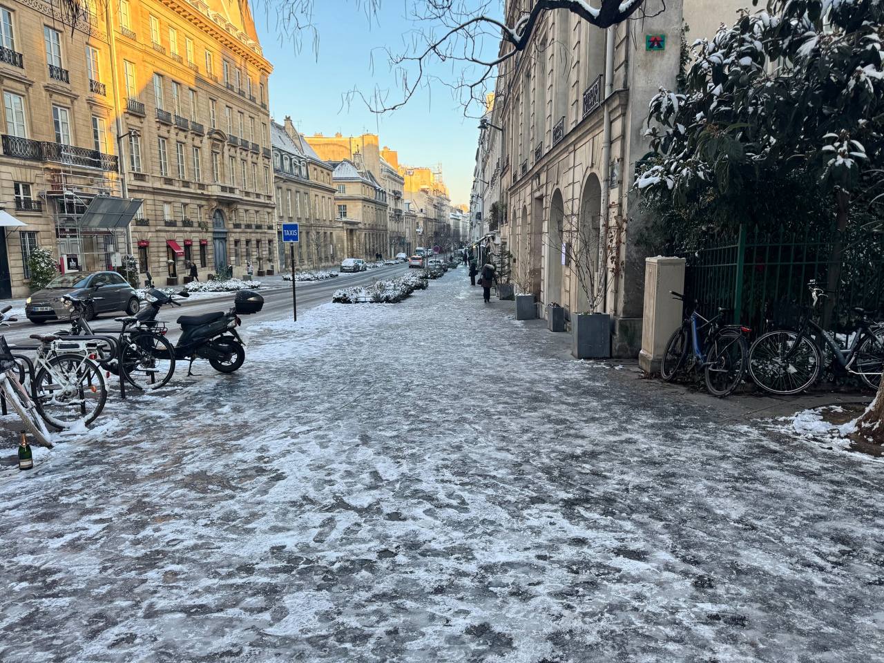Вот из-за этого «мощнейшего» снегопада в Париже сегодня отменили ВСЕ автобусы, 15% авиарейсов, трамваи и метро могут работать с задержкой Вот из-за этого «мощнейшего» снегопада в Париже сегодня отменили ВСЕ автобусы, 15% авиарейсов, трамваи и метро могут работать с задержкой
