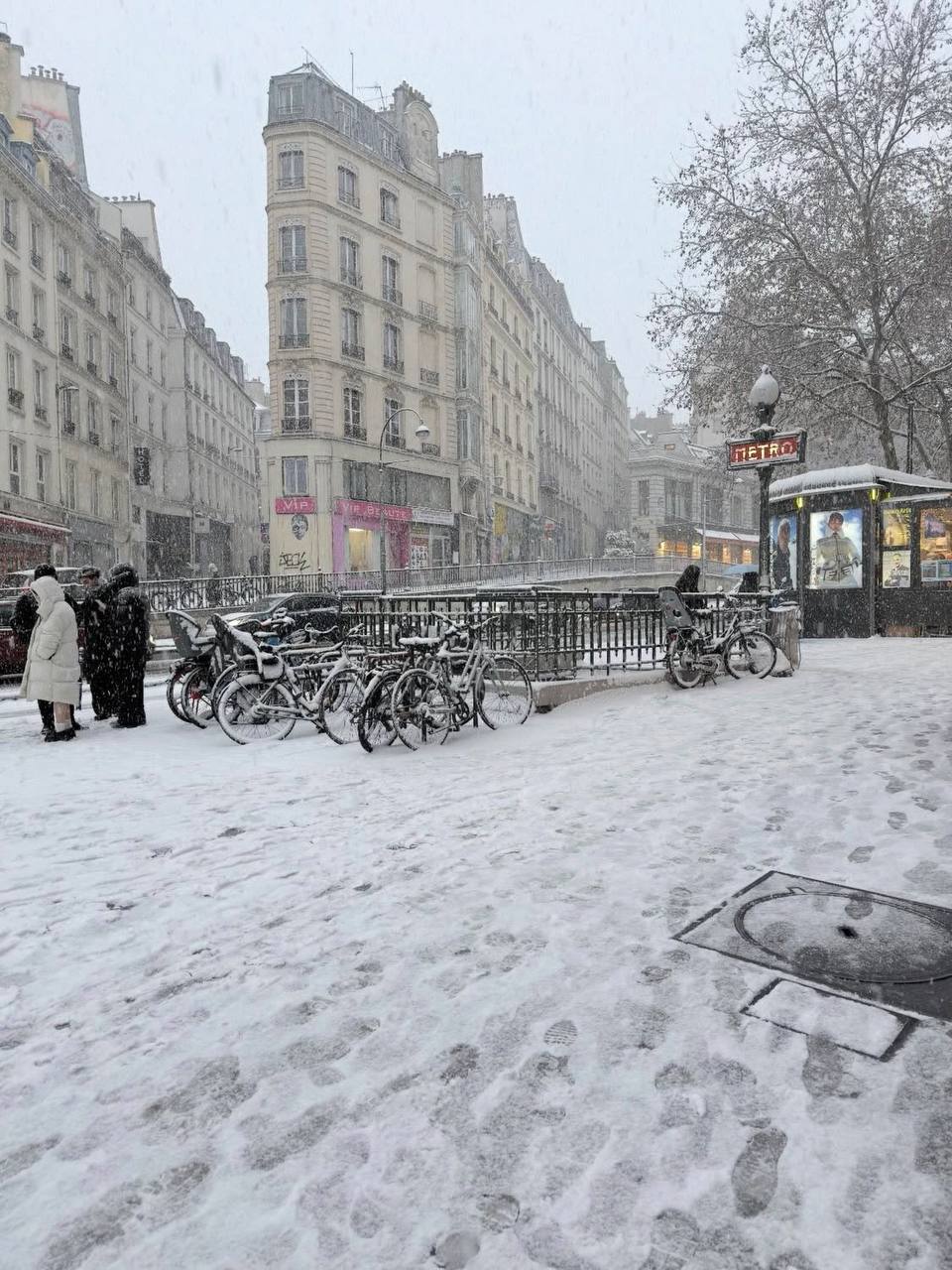 Вот из-за этого «мощнейшего» снегопада в Париже сегодня отменили ВСЕ автобусы, 15% авиарейсов, трамваи и метро могут работать с задержкой Вот из-за этого «мощнейшего» снегопада в Париже сегодня отменили ВСЕ автобусы, 15% авиарейсов, трамваи и метро могут работать с задержкой