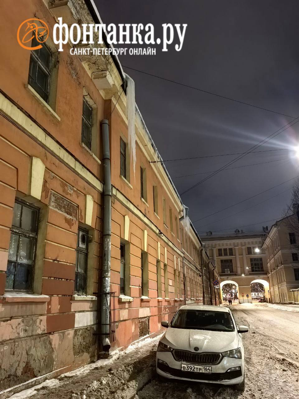 Сосулище обнаружено на Ломоносова, 10. Делитесь своими травмоопасными ледышками в комментариях