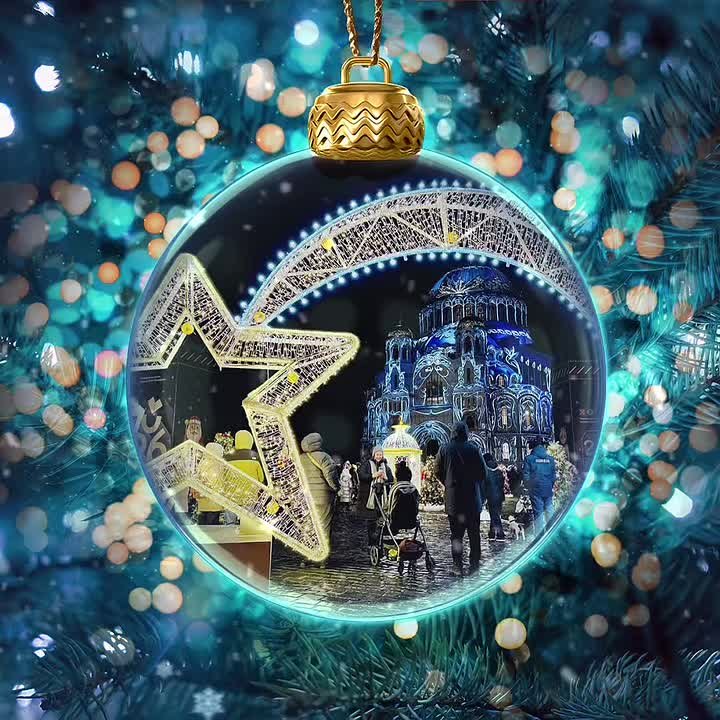 Где нужно побывать во время прогулки по городу, чтобы ощутить новый прилив праздничного настроения — покажет наш новогодний шарик