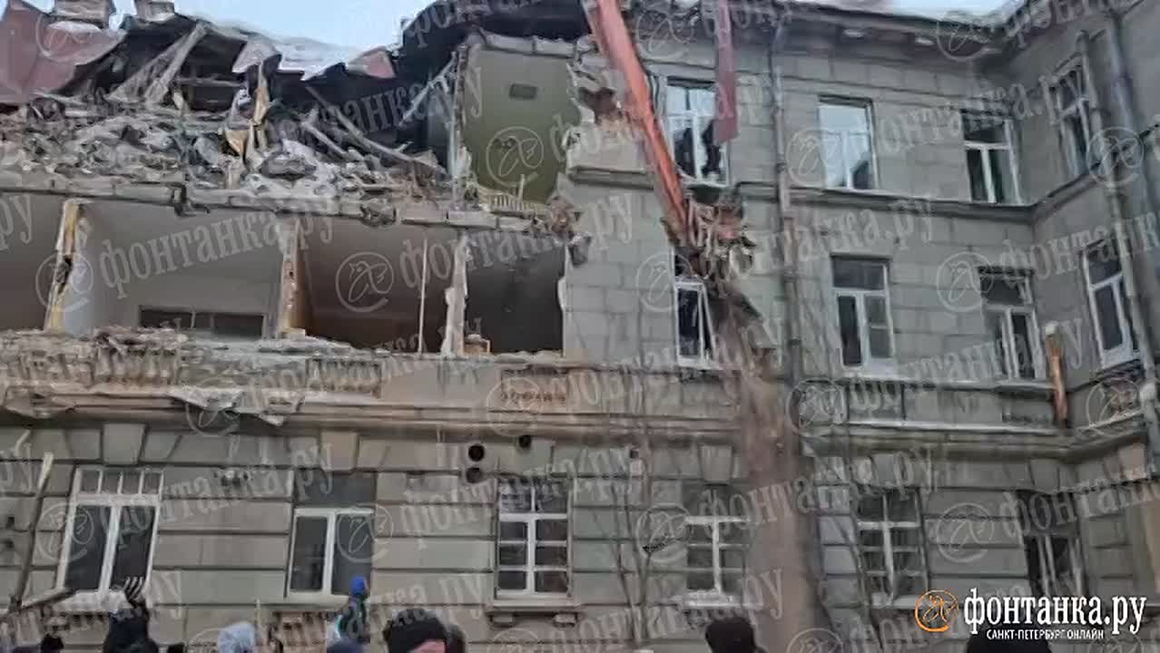 Снос здания ВНИИБ возобновили, несмотря на активистов, которые остаются на территории работ