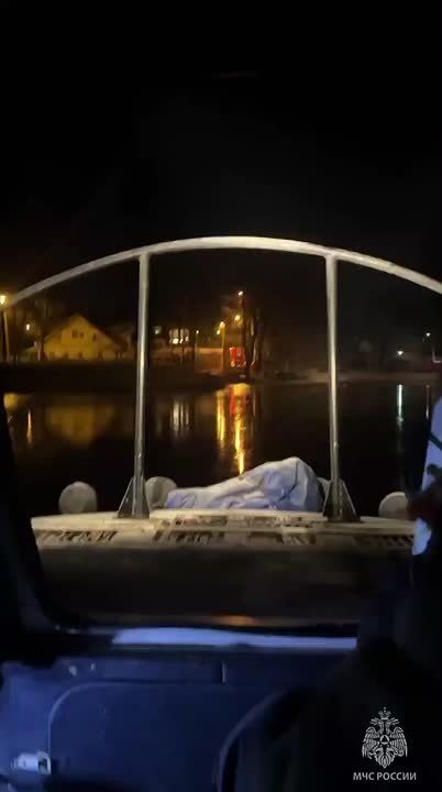 Не прибавляйте работы. Замёрзшие водоёмы не превращайте в пешеходные дорожки #Петербургскиеспасатели напоминают: