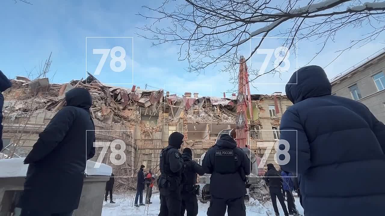 К зданию ВНИИБ съехались автозаки полиции и Росгвардии