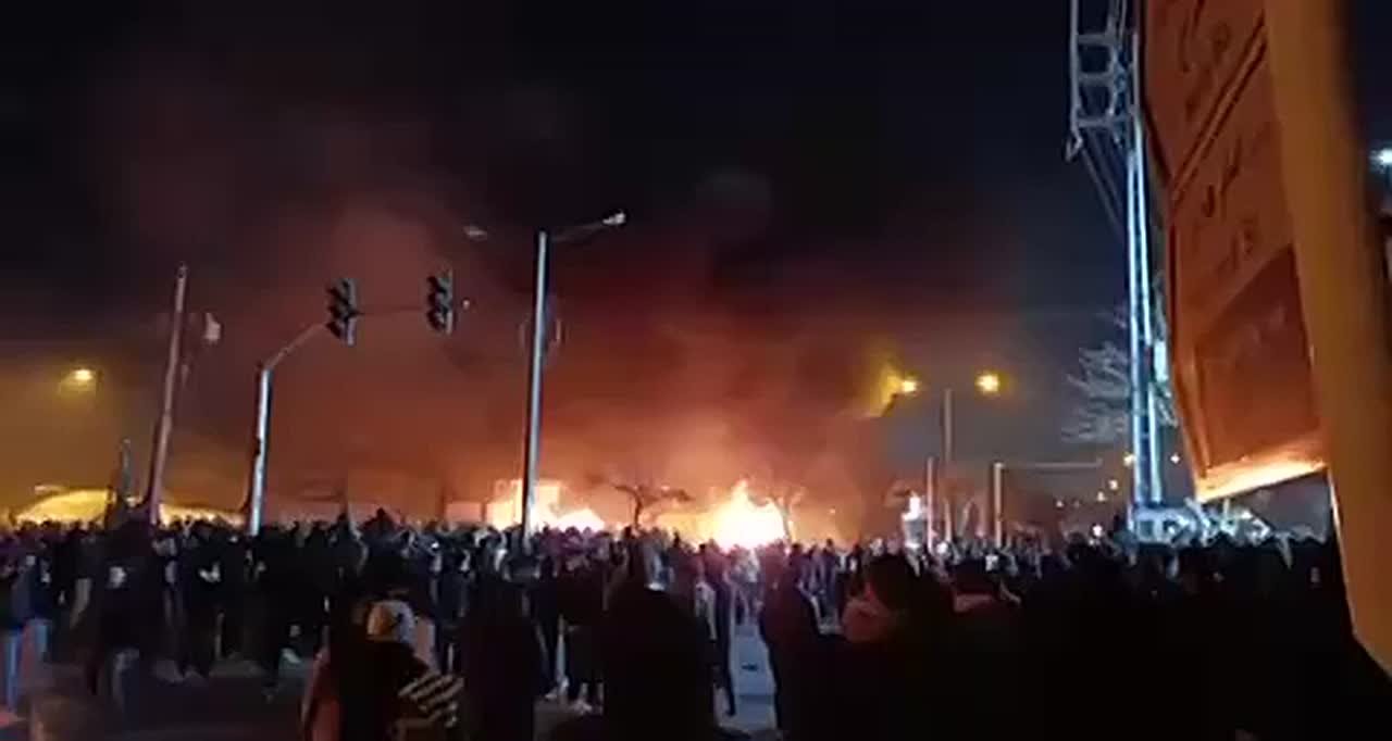 В крупных городах Ирана продолжаются беспорядки, протестующие поджигают государственные здания