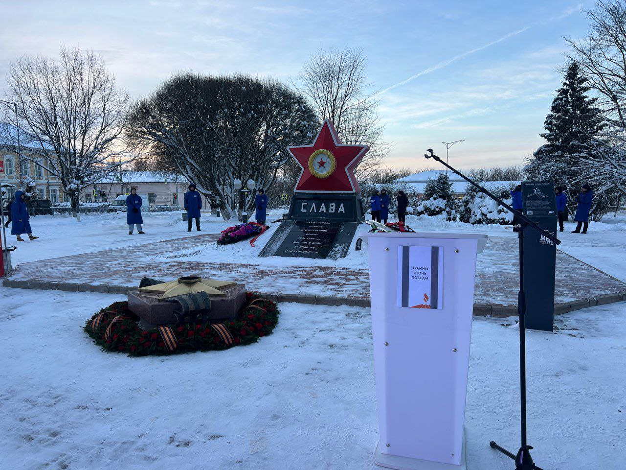 В Тихвине зажгли Вечный огонь у мемориала «Слава Героям» частицей пламени с Мамаева Кургана в Волгограде