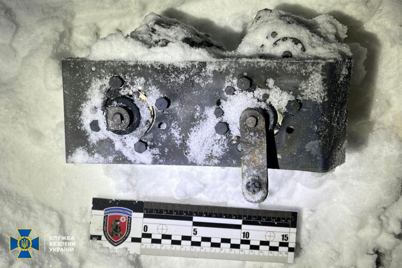 Ресурсы противника публикуют кадры из Львова с фрагментами, которые как утверждают, остались от прилетевшего "Орешника" Ресурсы противника публикуют кадры из Львова с фрагментами, которые как утверждают, остались от прилетевшего "Орешника"