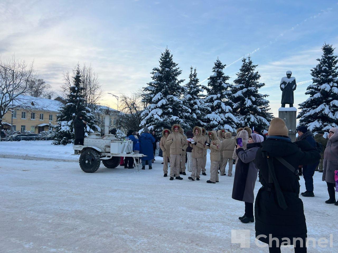 В Тихвине зажгли Огонь Памяти на мемориале «Слава Героям»