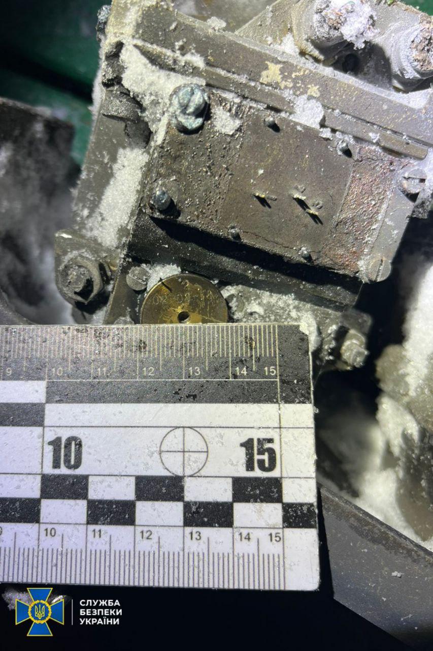 Ресурсы противника публикуют кадры из Львова с фрагментами, которые как утверждают, остались от прилетевшего "Орешника" Ресурсы противника публикуют кадры из Львова с фрагментами, которые как утверждают, остались от прилетевшего "Орешника"