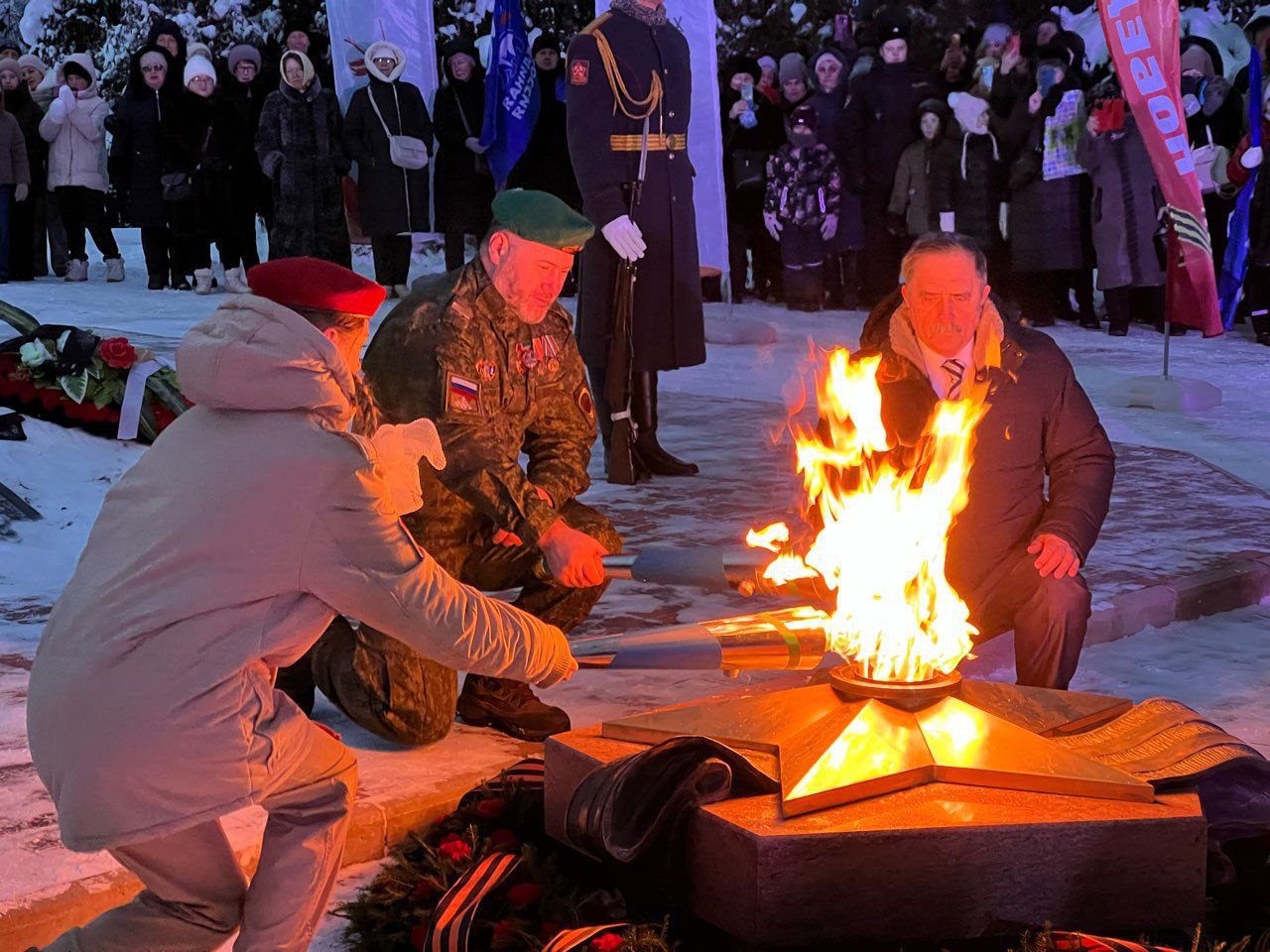 В Тихвине зажгли Вечный огонь у мемориала «Слава Героям» частицей пламени с Мамаева Кургана в Волгограде В Тихвине зажгли Вечный огонь у мемориала «Слава Героям» частицей пламени с Мамаева Кургана в Волгограде