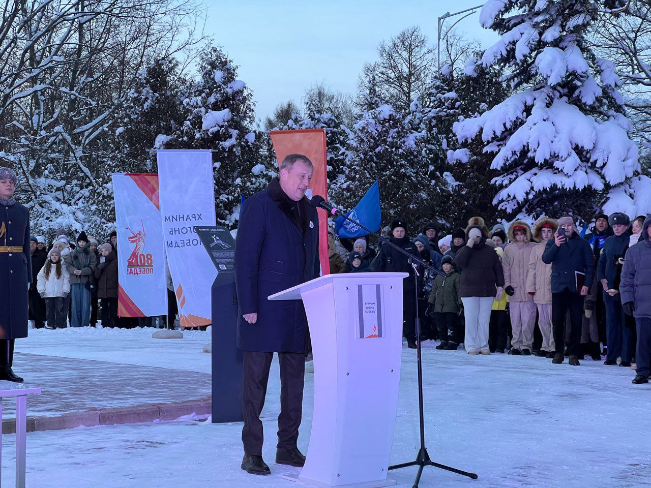 В Тихвине зажгли Вечный огонь у мемориала «Слава Героям» частицей пламени с Мамаева Кургана в Волгограде В Тихвине зажгли Вечный огонь у мемориала «Слава Героям» частицей пламени с Мамаева Кургана в Волгограде