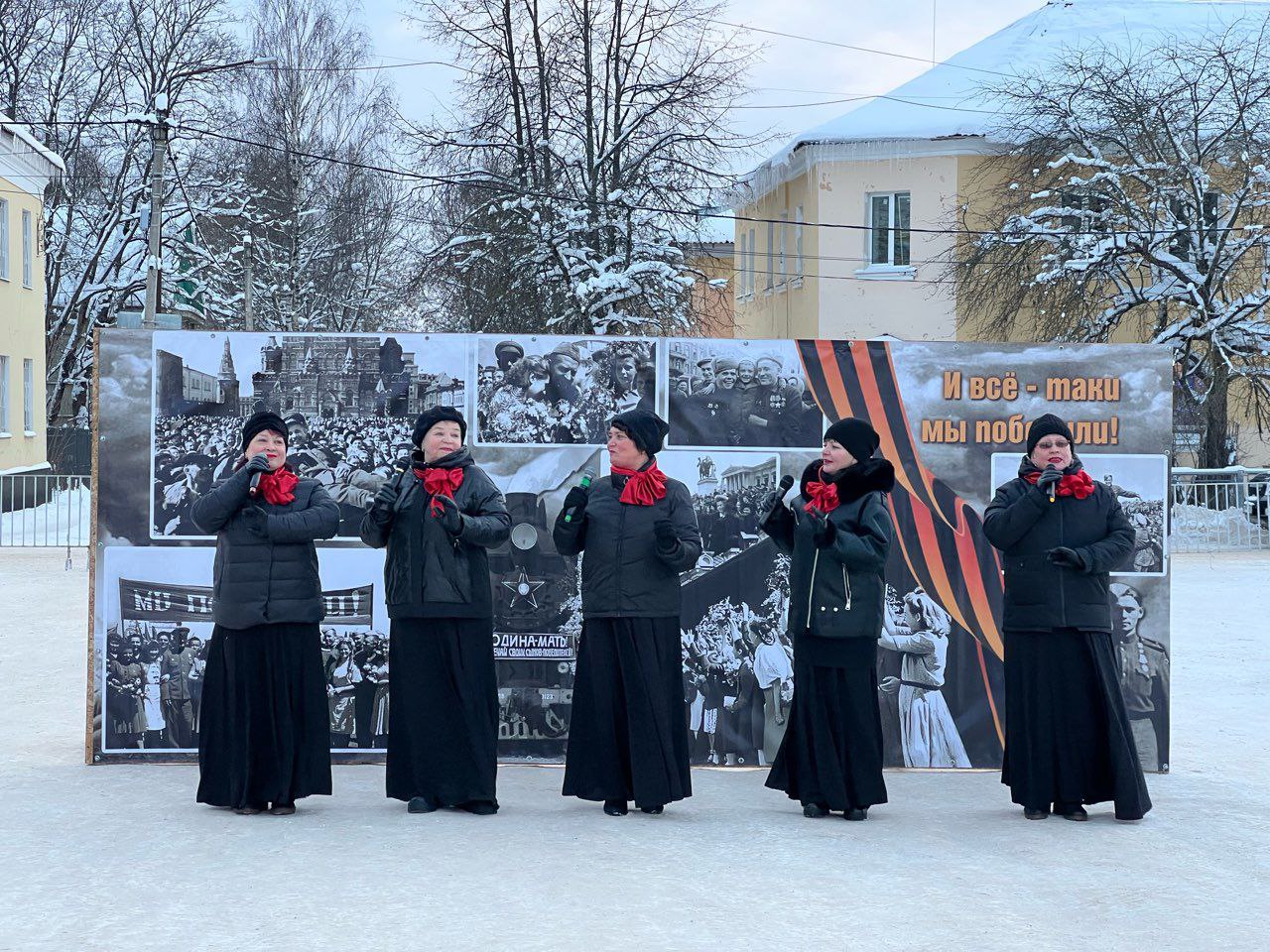 В Тихвине зажгли Вечный огонь у мемориала «Слава Героям» частицей пламени с Мамаева Кургана в Волгограде В Тихвине зажгли Вечный огонь у мемориала «Слава Героям» частицей пламени с Мамаева Кургана в Волгограде