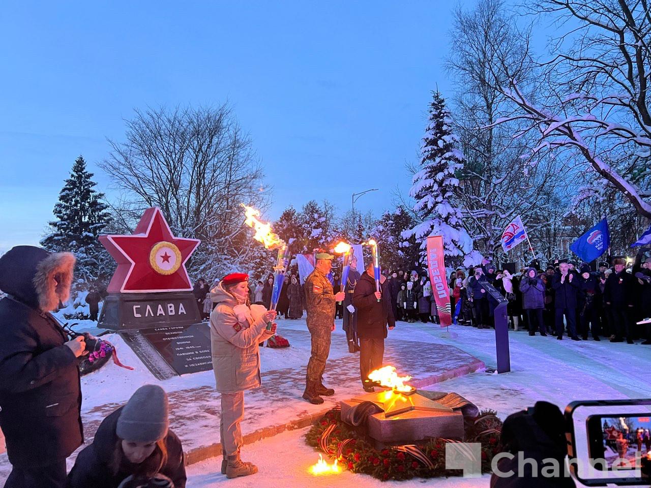 В Тихвине зажгли Огонь Памяти на мемориале «Слава Героям» В Тихвине зажгли Огонь Памяти на мемориале «Слава Героям»