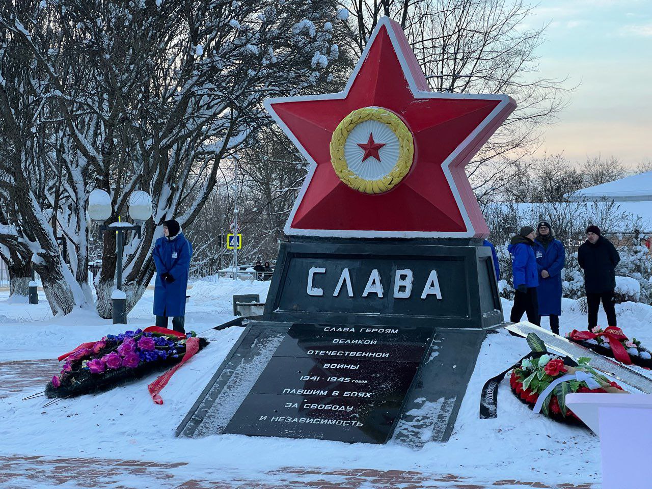 В Тихвине зажгли Вечный огонь у мемориала «Слава Героям» частицей пламени с Мамаева Кургана в Волгограде В Тихвине зажгли Вечный огонь у мемориала «Слава Героям» частицей пламени с Мамаева Кургана в Волгограде
