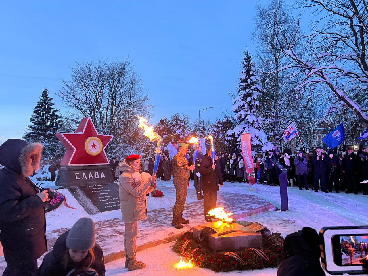 В Тихвине зажгли Вечный огонь у мемориала «Слава Героям» частицей пламени с Мамаева Кургана в Волгограде В Тихвине зажгли Вечный огонь у мемориала «Слава Героям» частицей пламени с Мамаева Кургана в Волгограде