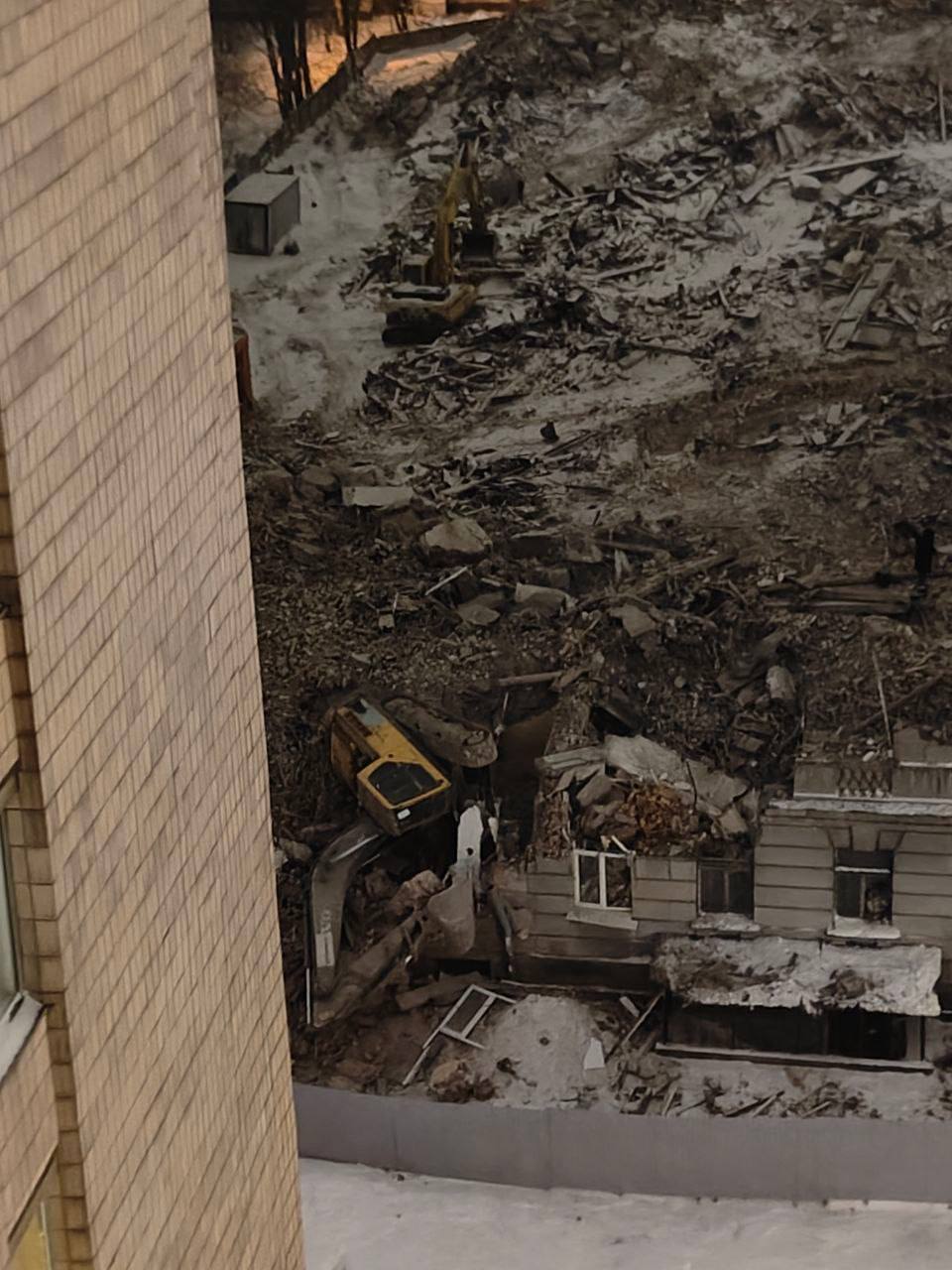 Экскаватор упал на бок во время сноса здания ВНИИБ — очевидцы Экскаватор упал на бок во время сноса здания ВНИИБ — очевидцы