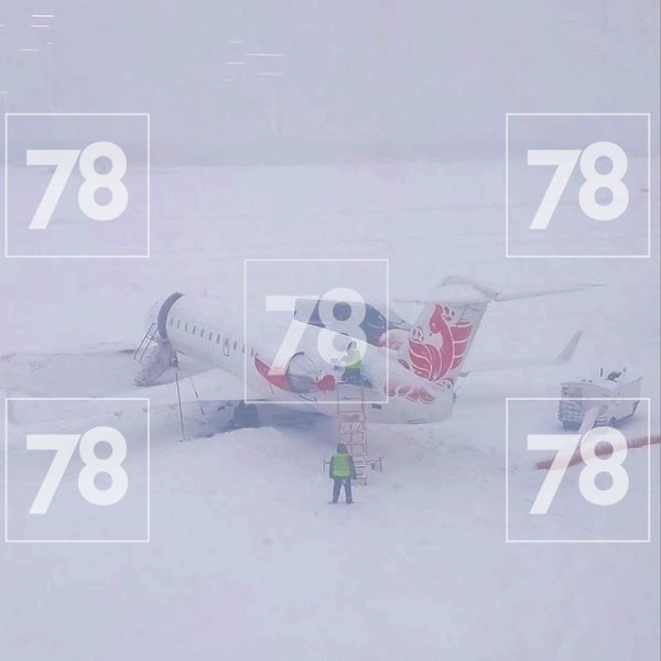 В Пулково самолёт застрял в сугробе