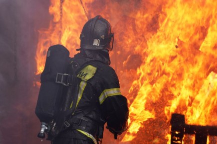 На территории Ижорского завода пожар