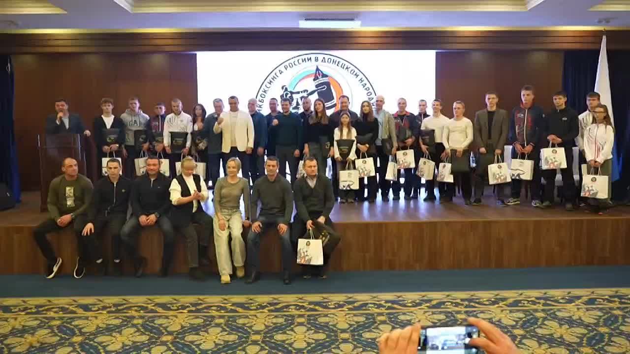 Михаил Онуфриенко: Поздравил и вручил заслуженные награды нашим кикбоксерам — победителям чемпионата мира