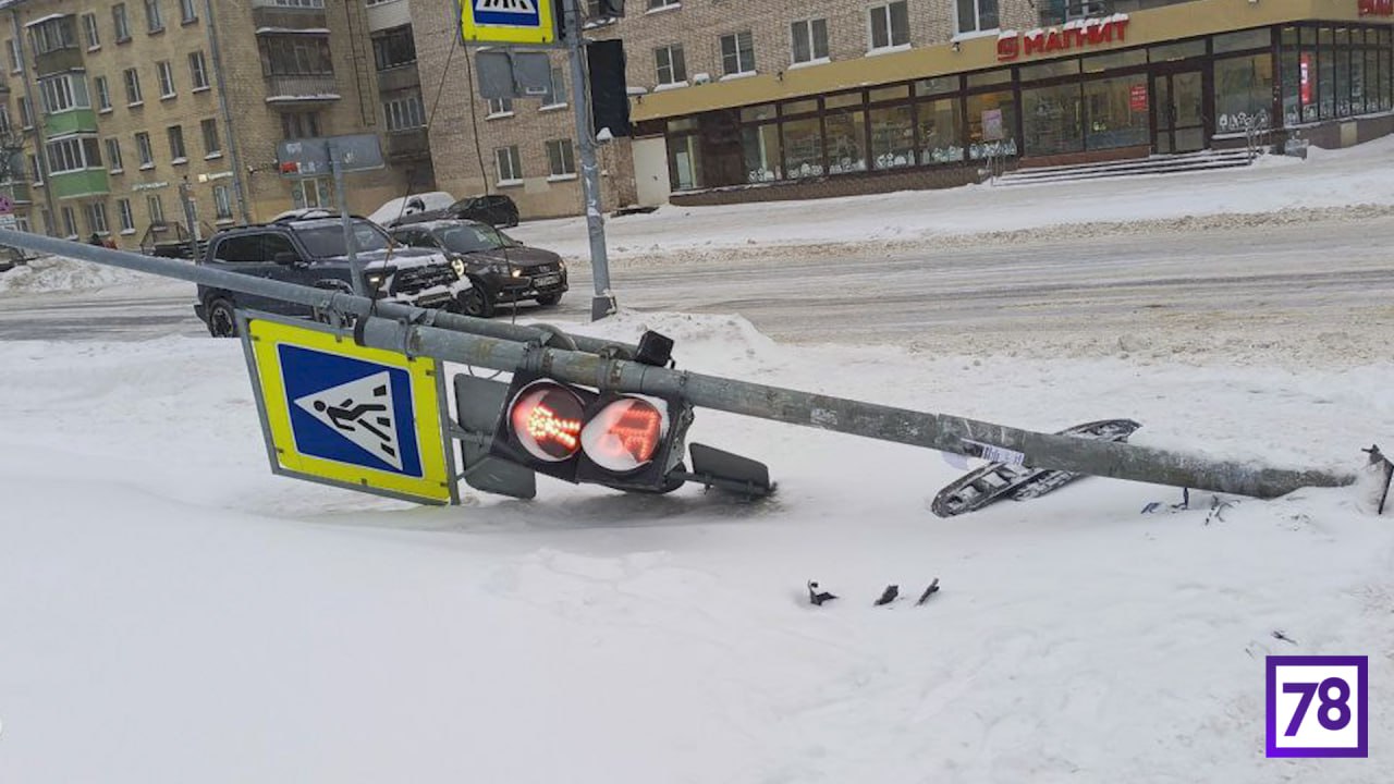 Спят усталые игрушки, светофор и знак дорожный тоже спят