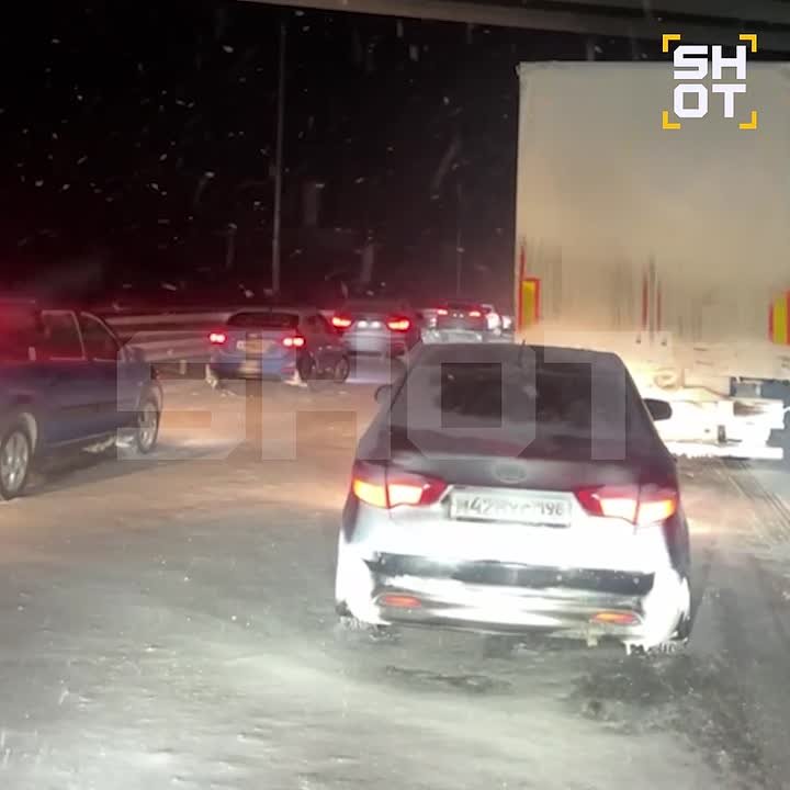 Сотни машин застряли в 20-километровой пробке из-за жёсткой аварии с фурой, которая перегородила проезд на трассе М-11 «Нева»