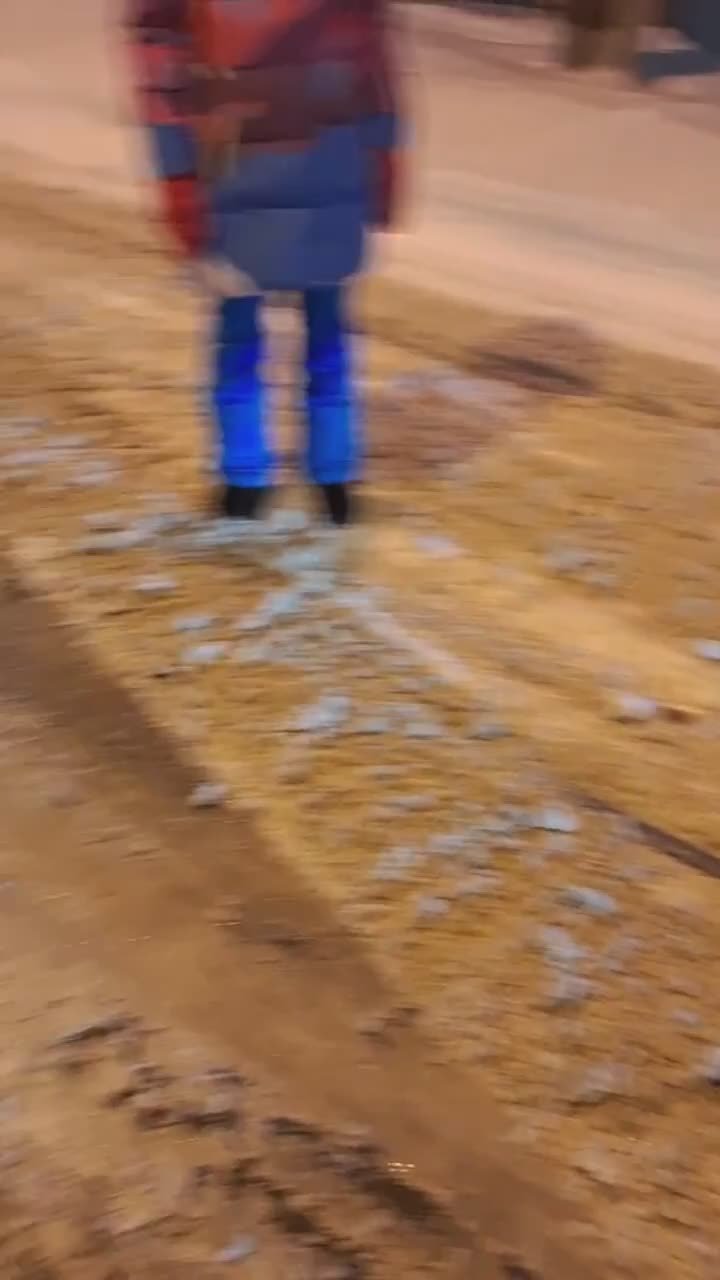 Недобросовестные коммунальщики завалили снегом рельсы на проспекте Обуховской обороны