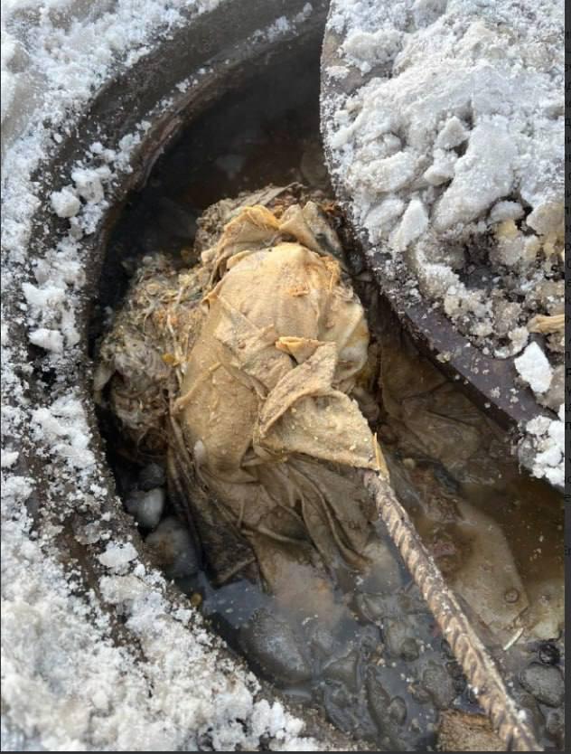 Детские санки, тряпки и коленвал от двигателя — странные находки коммунальщиков в канализации Детские санки, тряпки и коленвал от двигателя — странные находки коммунальщиков в канализации