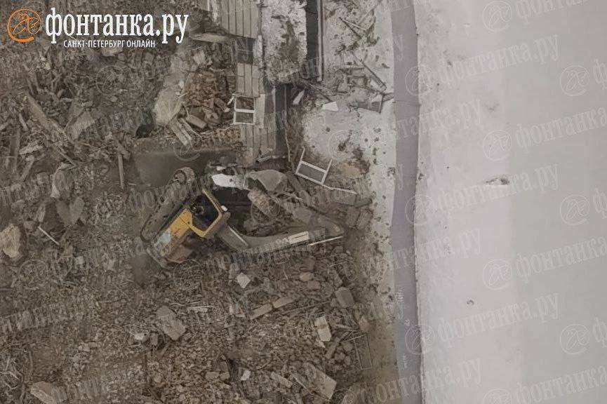 Экскаватор упал на бок во время сноса здания ВНИИБ — очевидцы