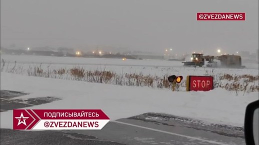 Откапывать приходится не только машины, но и самолеты — в Пулково борт застрял в сугробе, пишут местные паблики