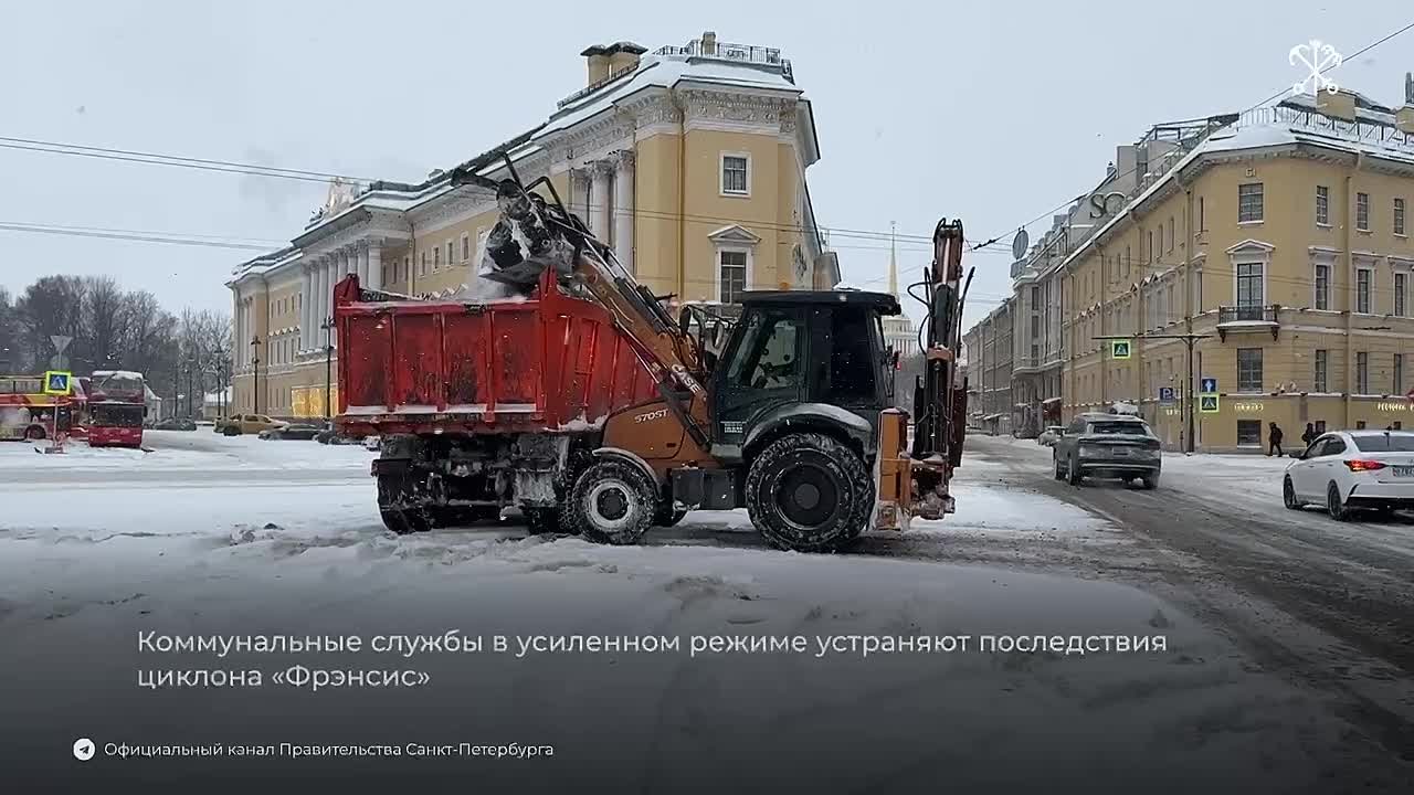 Петербург продолжает борьбу со снегопадом