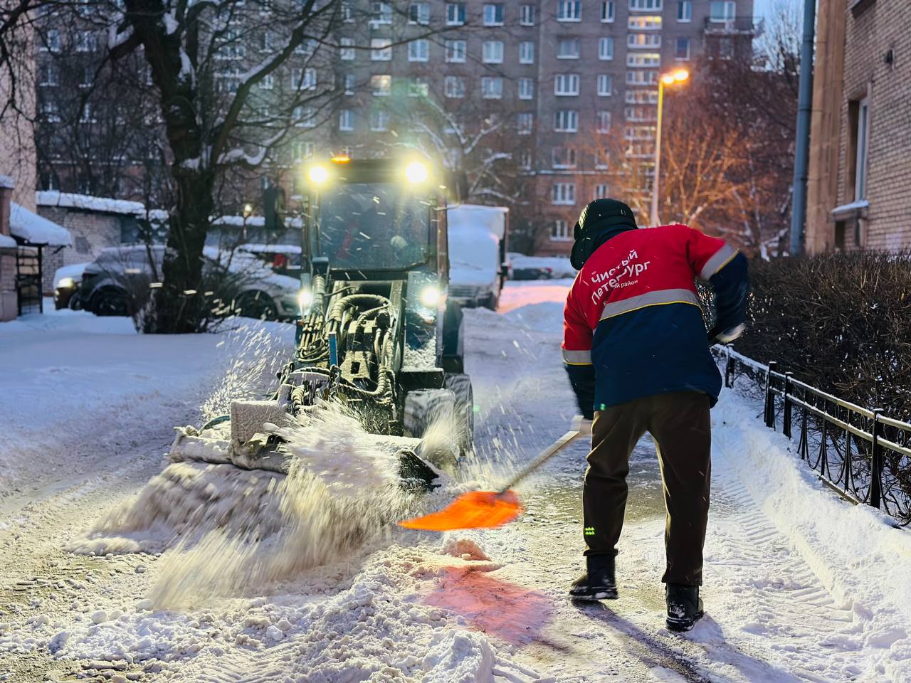 Ликвидация последствий снегопада продолжается в круглосуточном режиме