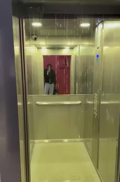 В доме на Арцеуловской аллее случился третий потоп за неделю