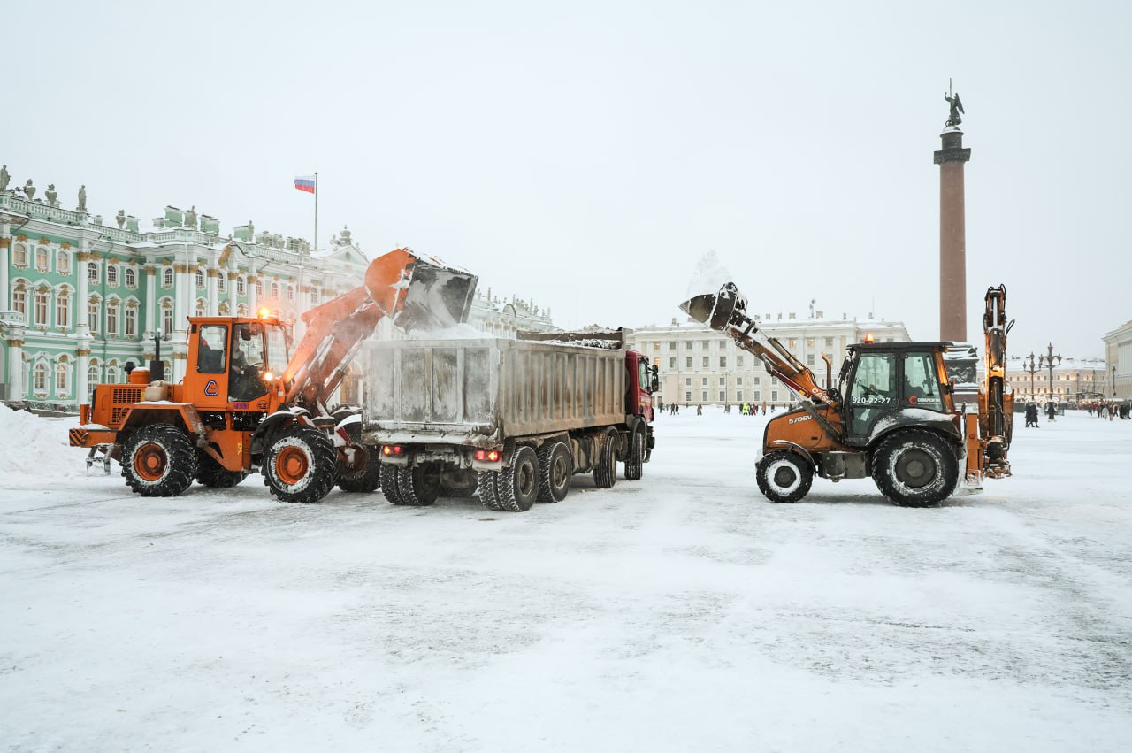Расчистка Дворцовой площади в новогодние праздники пошла не по плану