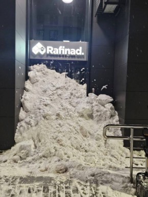 Москвичи взялись за лопаты: дверь столичного ЖК завалили снегом, жители сами расчищают дворы