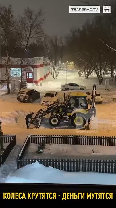 Москвичи всё чаще задаются вопросом: почему город утопает в снегу, а уборочной техники как не было, так и нет?