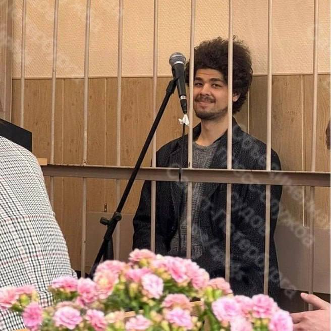 Троцкиста Гарри Азаряна, задержанного после перформанса «Наука мертва» в СПбГУ, выпустили из СИЗО