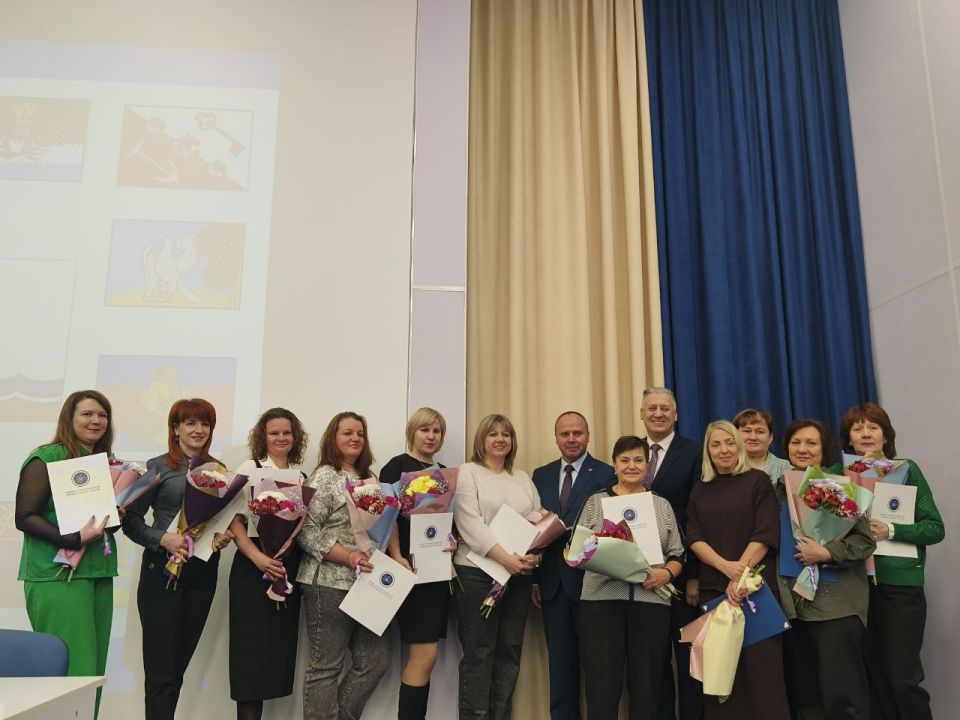 Сегодня 12 января состоялось вручение наград Избирательной комиссии Ленинградской области членам участковых избирательных комиссий Лужского района