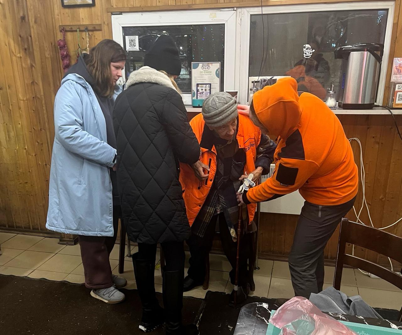 Кафе в Мурино стало центром спасения для двух заблудившихся пожилых людей Кафе в Мурино стало центром спасения для двух заблудившихся пожилых людей