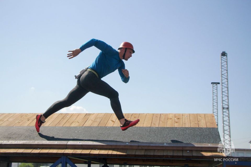 После слишком долгих выходных врываемся в новую рабочую неделю вместе с #петербургскимиспасателями