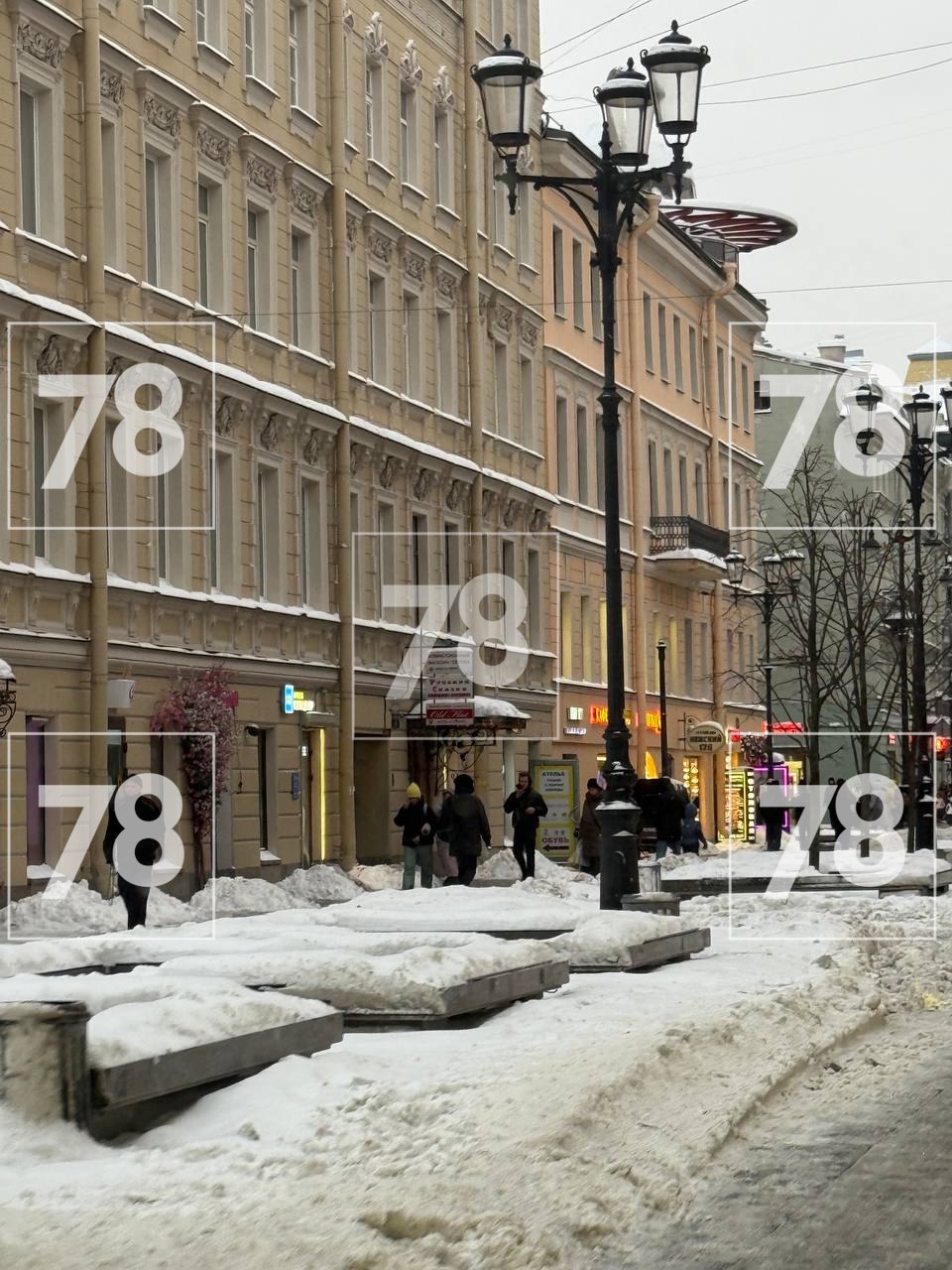 Петербуржцы продолжают массово жаловаться на неубранный снег на улицах города