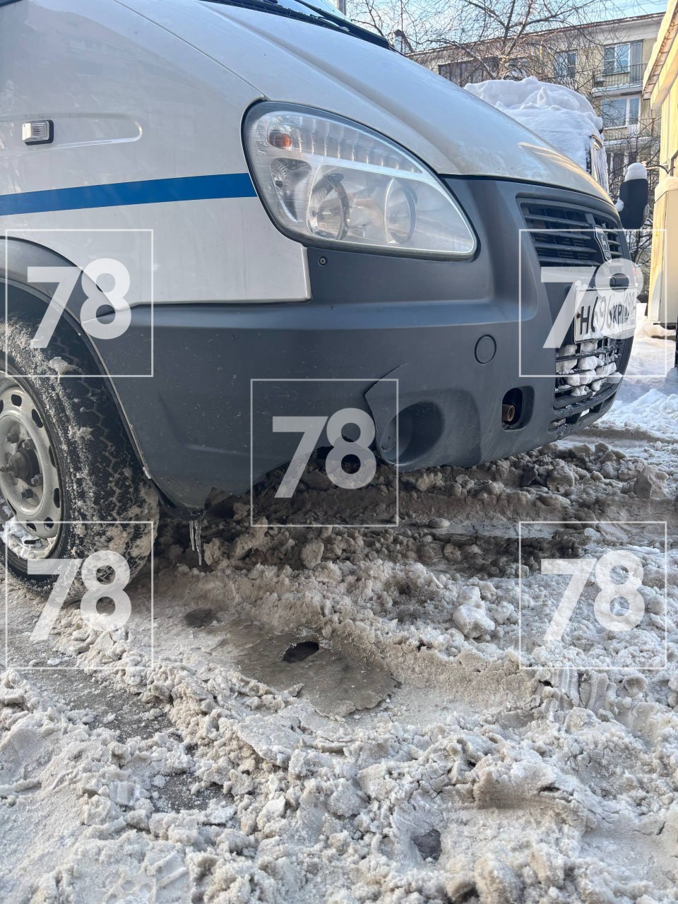 Мужчина набросился на коммунальщиков с металлической трубой из-за отключённого электричества Мужчина набросился на коммунальщиков с металлической трубой из-за отключённого электричества