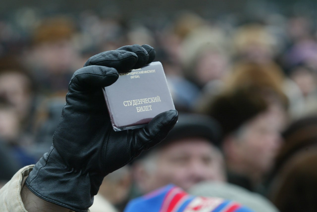 Женщины бальзаковского возраста катались в электричках по студенческим проездным