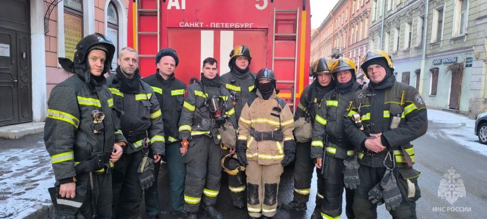 Доброго утра нам сегодня желают ребята из 5 пожарно-спасательной части #МЧС_Петербурга и все #петербургскиеспасатели