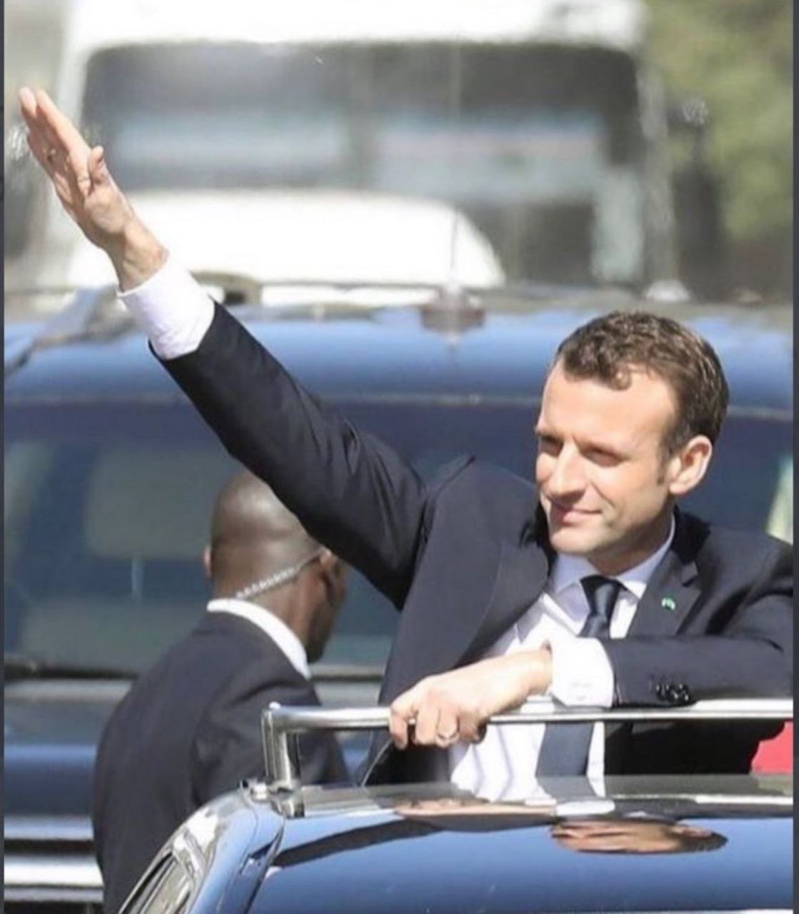 Макрон наконец-то вышел на публику без маски