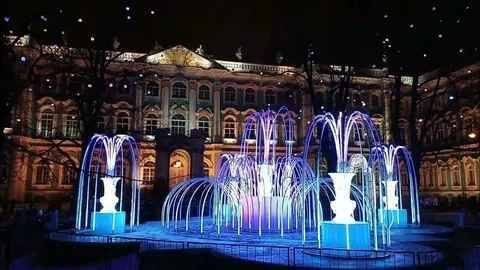 1 В Петербурге зажглись зимние световые фонтаны